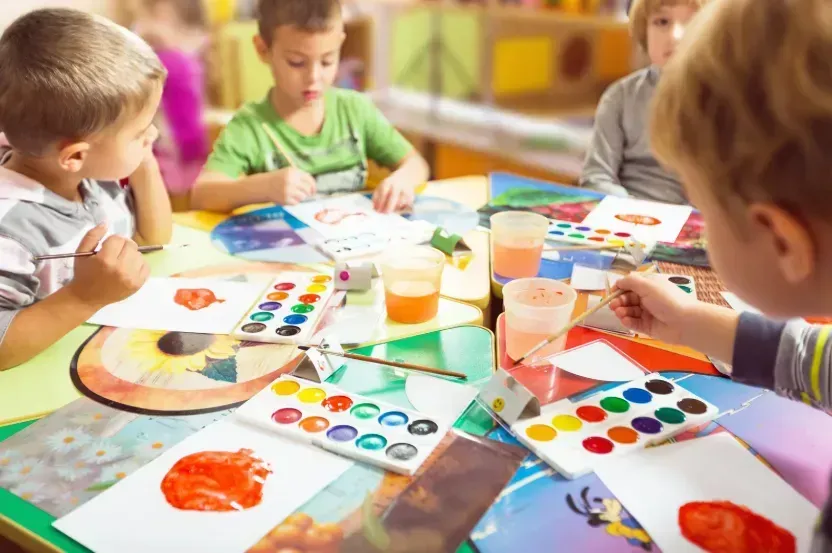 Crianças pintando e criando juntas