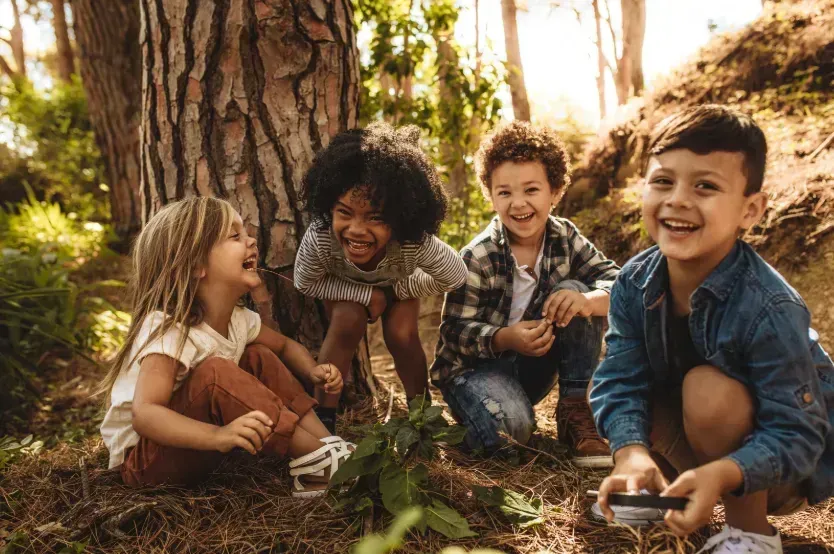 Crianças brincando juntas ao ar livre